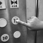 エレベーターに乗ろうとした小太りのオタクを見た女が「うわぁ…」と言って閉じるボタンを押してしまった。次の瞬間…