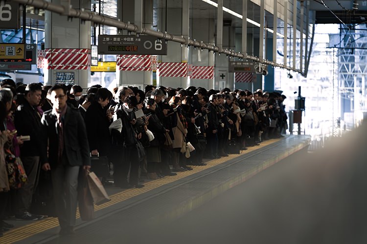 叔父が駅のホームから落ちて亡くなった。「何で誰も助けてくれなかったのか」と不思議に思っていたら…